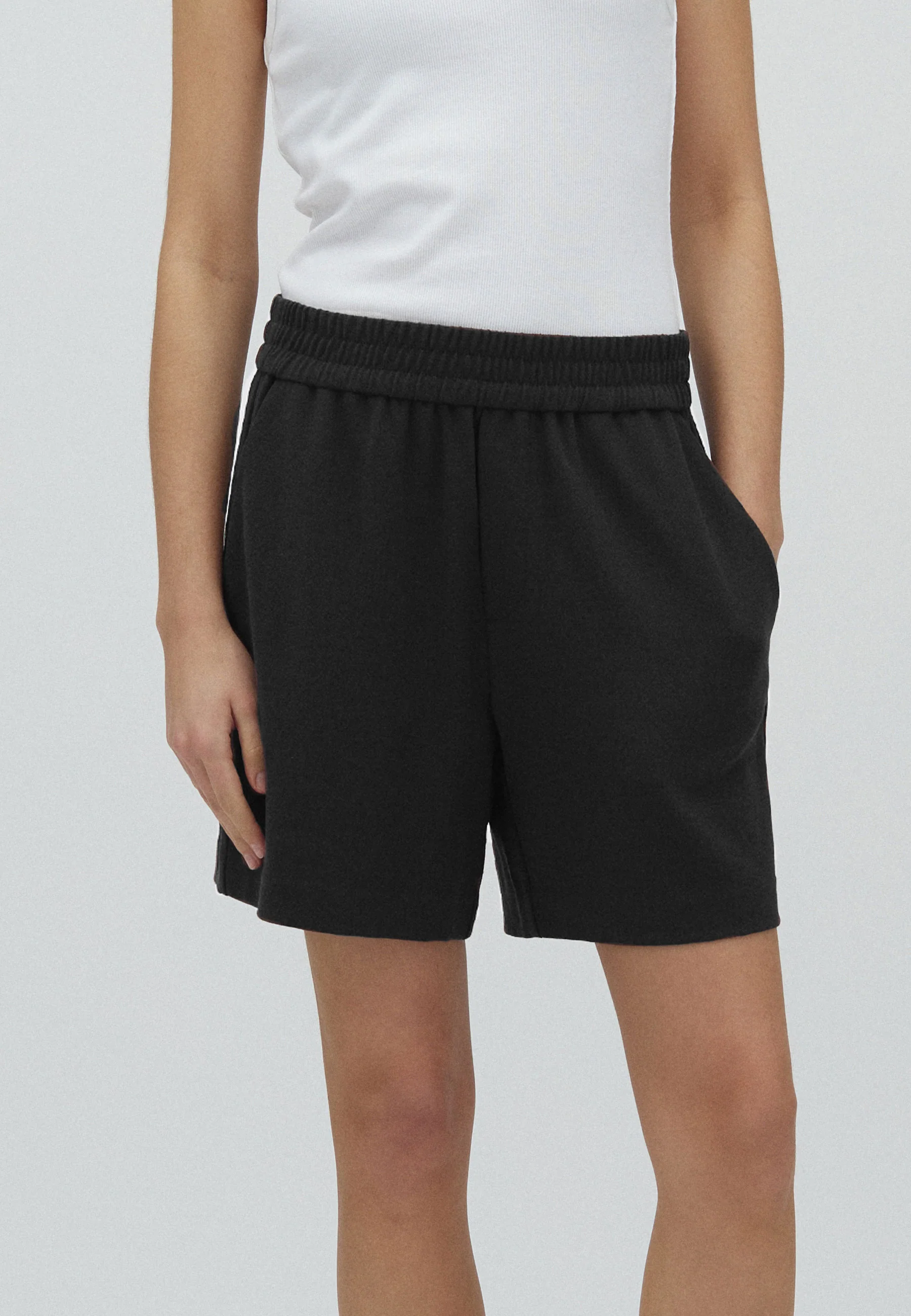 Phillipa Short-M Shorts - Black - Image 2