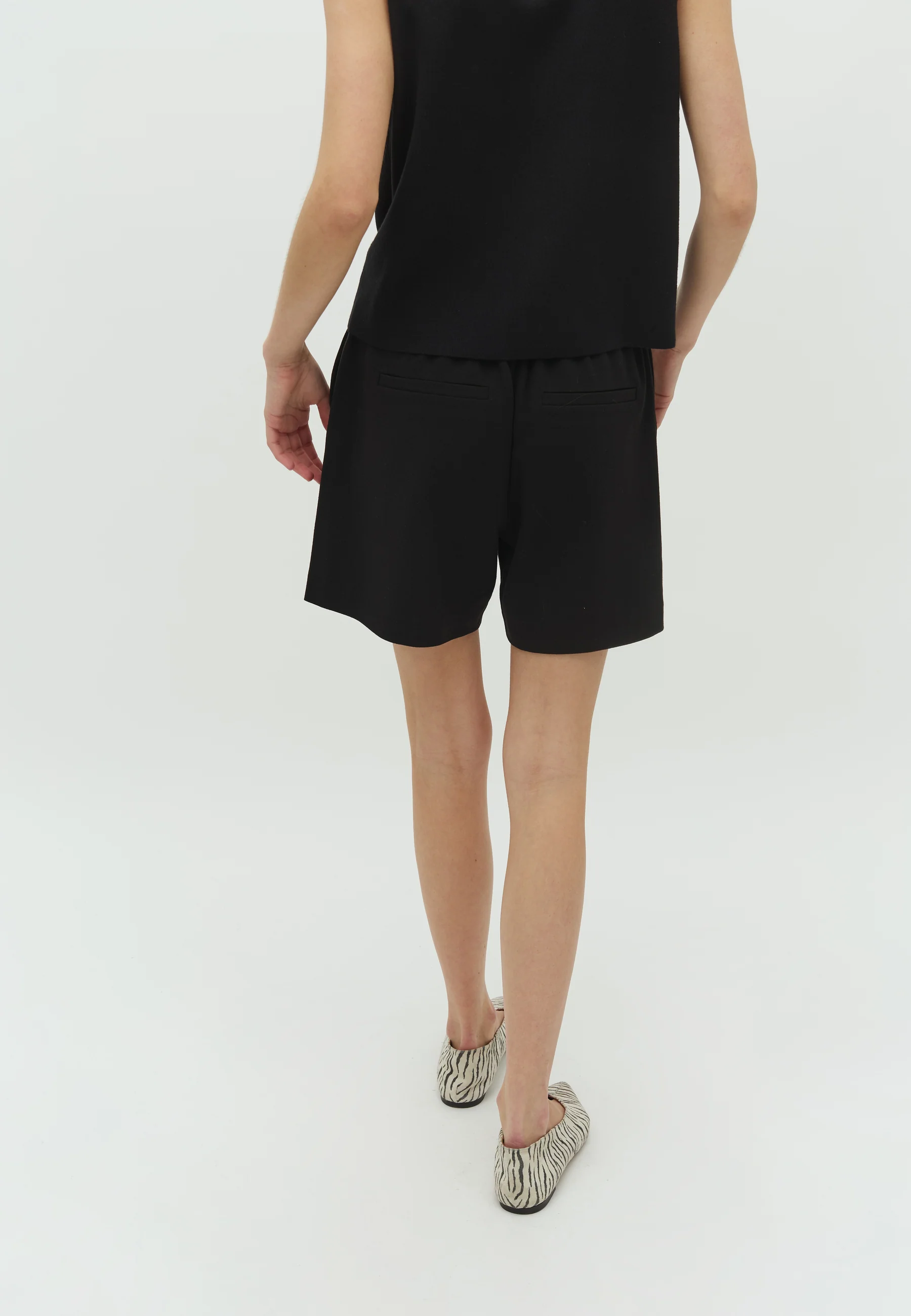 Phillipa Short-M Shorts - Black - Image 3
